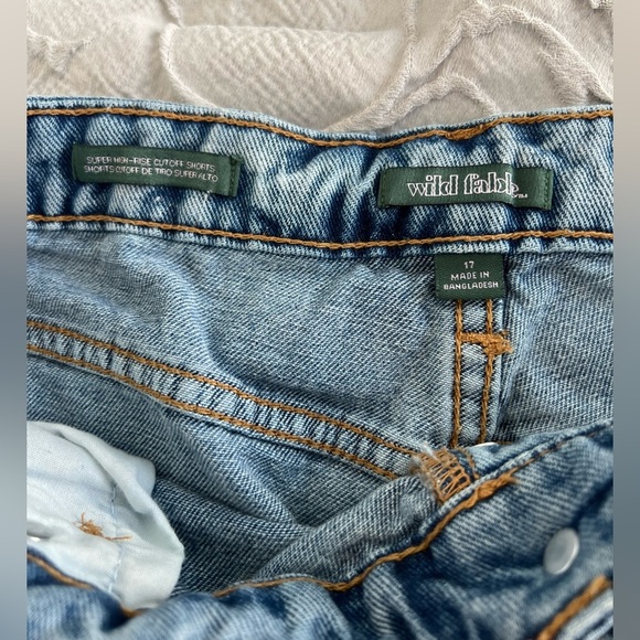 Wild Fable Super High-Rise Cutoff Hot Shorts Distressed Denim Size 17 (0530) - Picture 5 of 9